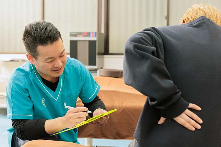 日晃整骨院で問診を行っている様子
