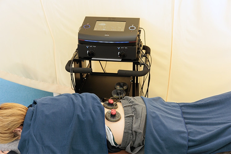 電気施術や温熱ケアを取り入れている様子
