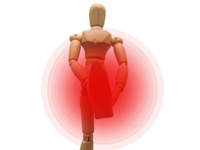 足裏が痛くなっている人形