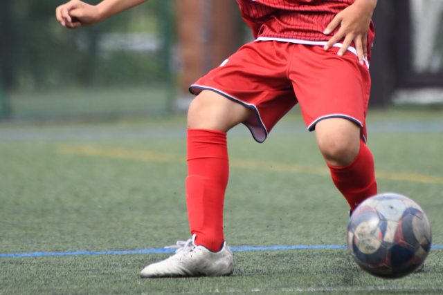 サッカーをしている子供