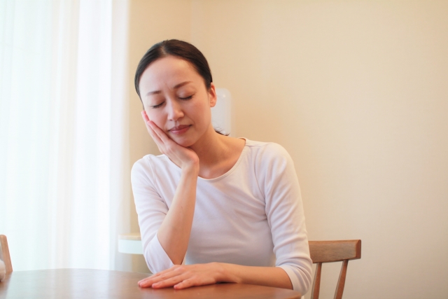 頬杖をついている女性