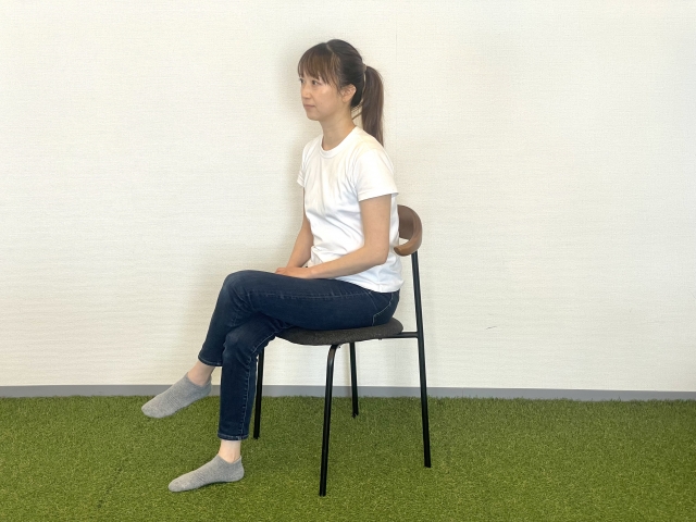 脚を組んで座っている女性
