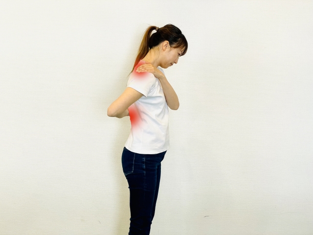 背中から腰が痛くなっている女性