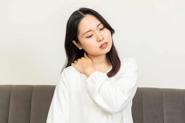 首を鳴らしている女性