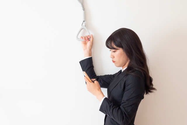 つり革をもっている女性