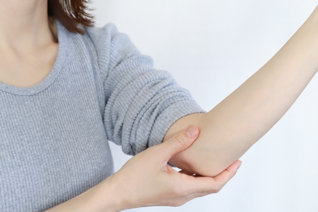 肘が痛くなっている女性