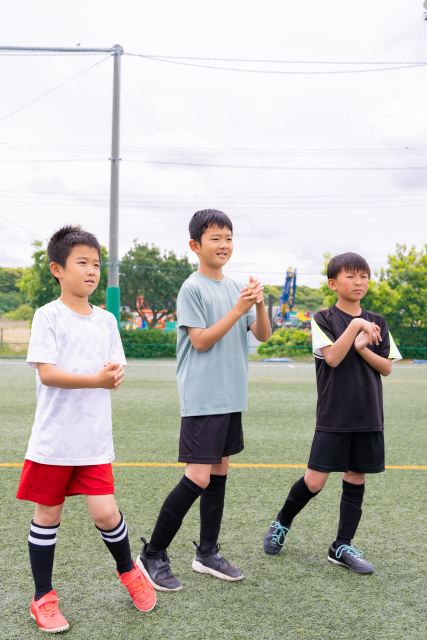 動的ストレッチをしている子供