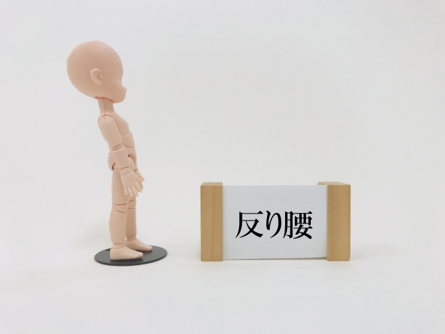 反り腰になっている人形